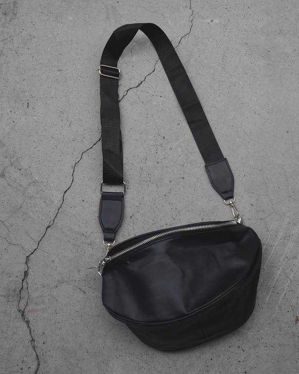 Black Leather Touch Saddle Bag ショルダーバッグ ブラック 黒 上品 きれいめ