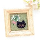 刺繍アート 黒猫とカスミソウ(ミニ額付き)　ねこの刺繍フレーム