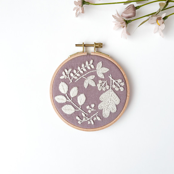 Botanical 紫 ファブリックパネル 直径11cm /刺繍 インテリア アートボード