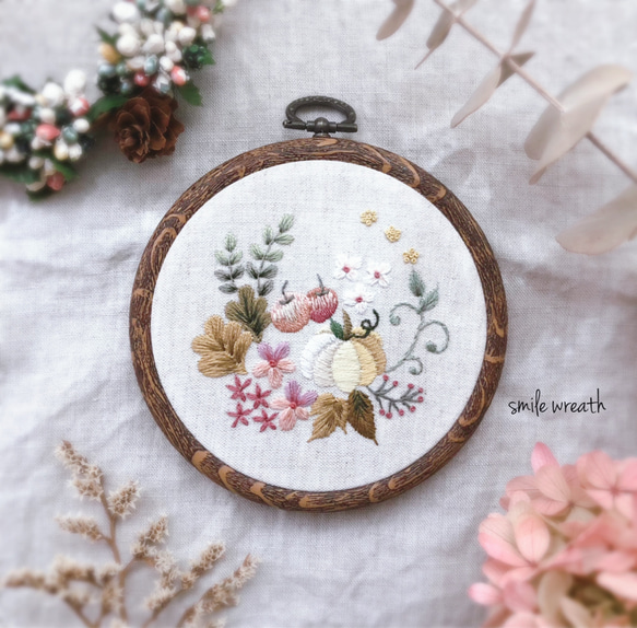 【秋の刺繡フレーム白】お誕生日プレゼントや大切な方への贈り物に。オイルパステルで描いた手作りのカード付き。