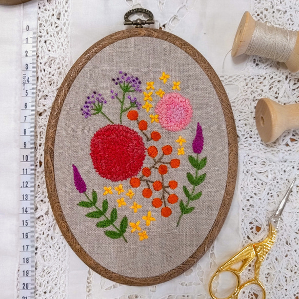 手刺繍のお花の壁飾り【赤いダリアとキンモクセイ】