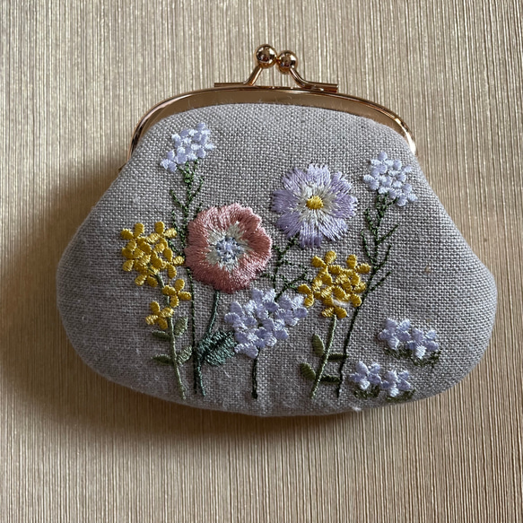 （両面刺繍）刺繡がまぐち　オレンジポピーと黄色の小花　リネン