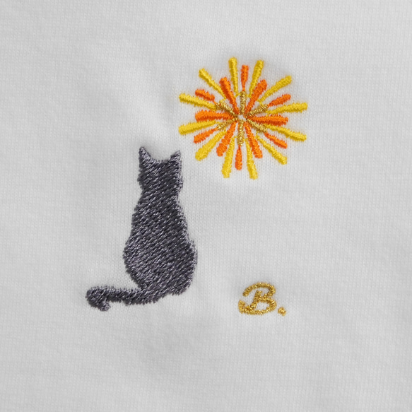 猫と花火の刺繍入りオリジナルTシャツ－お好きなアルファベットをおひとつ－　6.2オンス