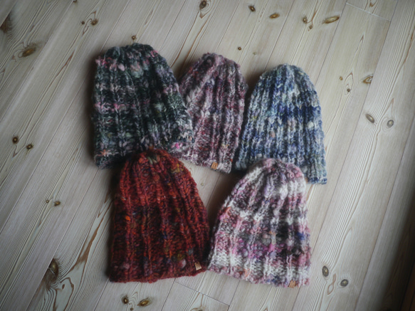 手紡ぎの空気を含んだとても軽い一点もの　airy beanie