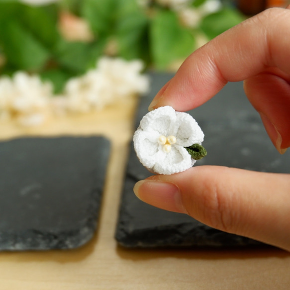 つまみ細工の紫陽花マグネット　白　葉っぱつき