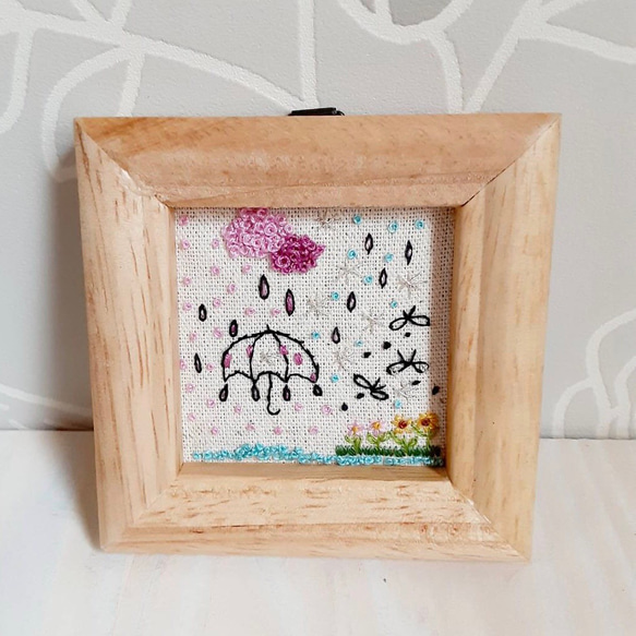 刺繍フレーム　乙女の雨の日　壁飾り　インテリア雑貨