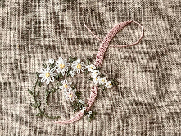 マーガレットのお花とアルファベットの刺繍キット　S