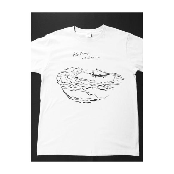 泳ぐぶたさんTシャツ　-手でペイントされたシンプルなＴシャツ。「受注生産」Unisex