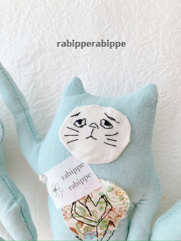 こまり顔猫　ぬいぐるみ　観えにくいちゃん　チューリップ刺繍　Sサイズ　rabippe