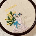 刺繍枠飾り　ミモザとねこ