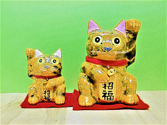 2匹の錆猫の招き猫（大）と（中）置物＃41（紙粘土と新聞紙）