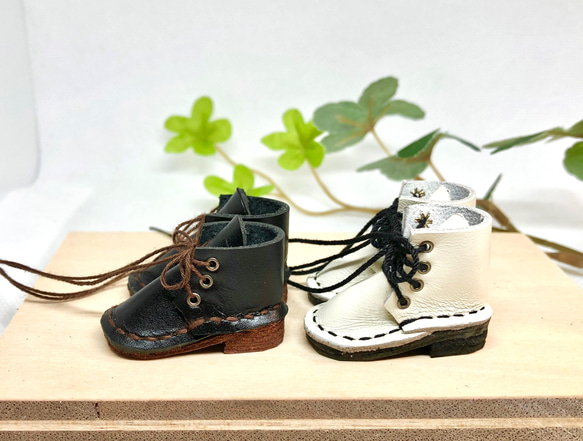 革細工　ロング、ショートブーツ　一足　leather craft miniature boots.