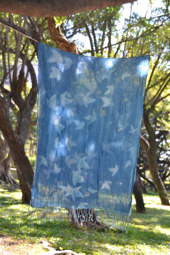 青染めのコットンとリネンのスカーフ - Botanic Cyanotype Scarf - Passiflora