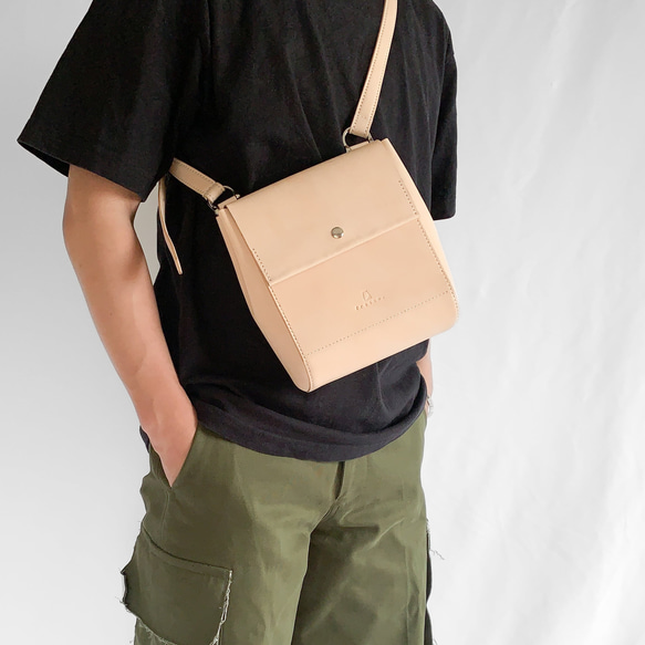 flap shoulder bag ベージュ　２wayバッグ　ヌメ革