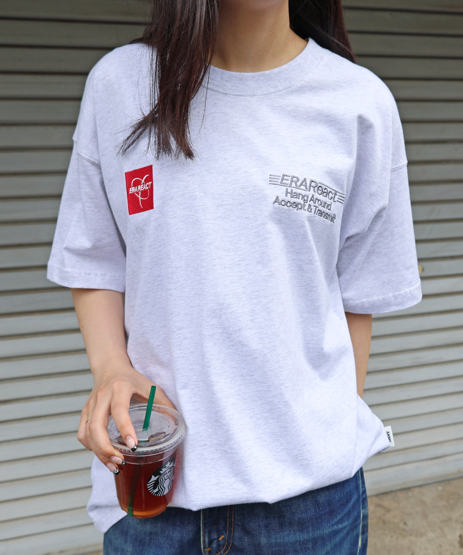 アンメ/ERAReact ロゴ刺繍入り 半袖 Tシャツ