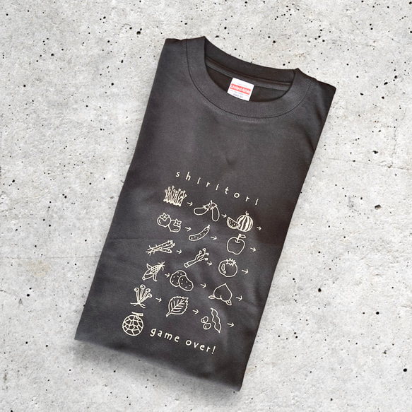 Tシャツ「しりとり　野菜と果物」スミ色