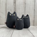 三匹の黒猫の置き物　まんまる目の黒猫