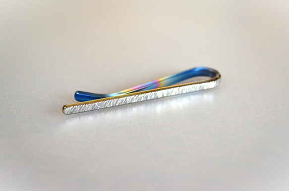 Titanium tie bar・鍛造純チタンネクタイピン・鎚目できらきら惑わせる・虹・５４mm