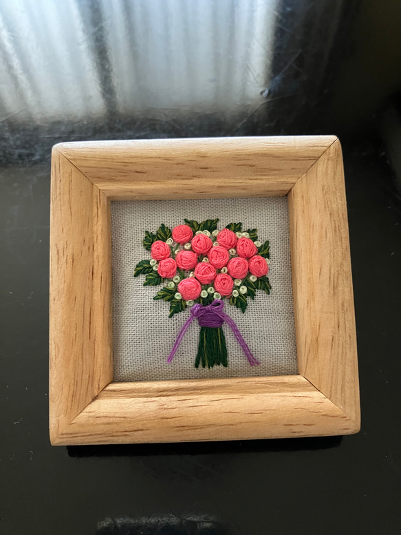 刺繍フレーム　花束　ブーケ　薔薇　バラ　ピンク色　壁掛け　壁飾り　インテリア　雑貨