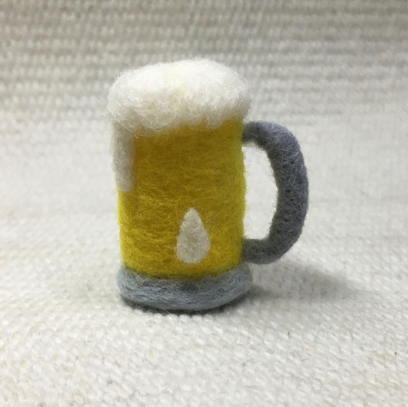 ビールの泡立ちの興味深い装飾品