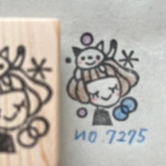 スタンプ　No. 7275仲良し子猫と女の子