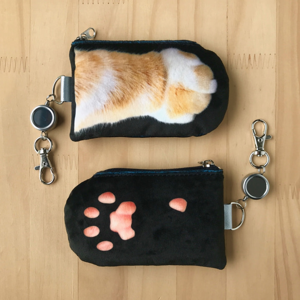 猫手でタッチ！Cat Paw パスケース_フワフワ_Orange & White