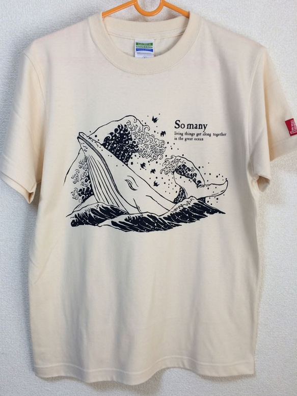 【鯨千鳥　ナチュラル】大自然を生き抜く鯨、その表情はとても優しい。★和柄Ｔシャツ専門店【Tシャツ工房三宝堂】