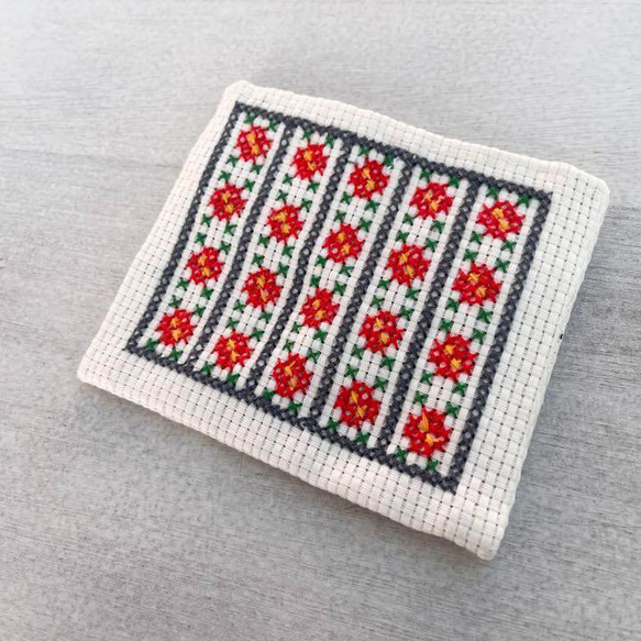 ハンドメイド手縫い刺繍小さめ花畑ポーチ