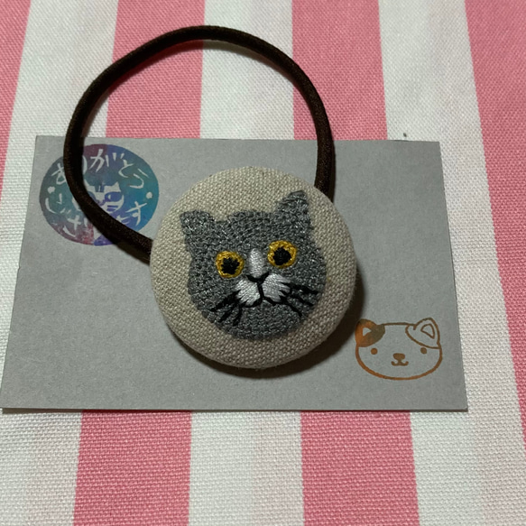 愛くるしい猫ちゃんのヘアゴム　くるみボタン　刺繍くるみボタン　グレー