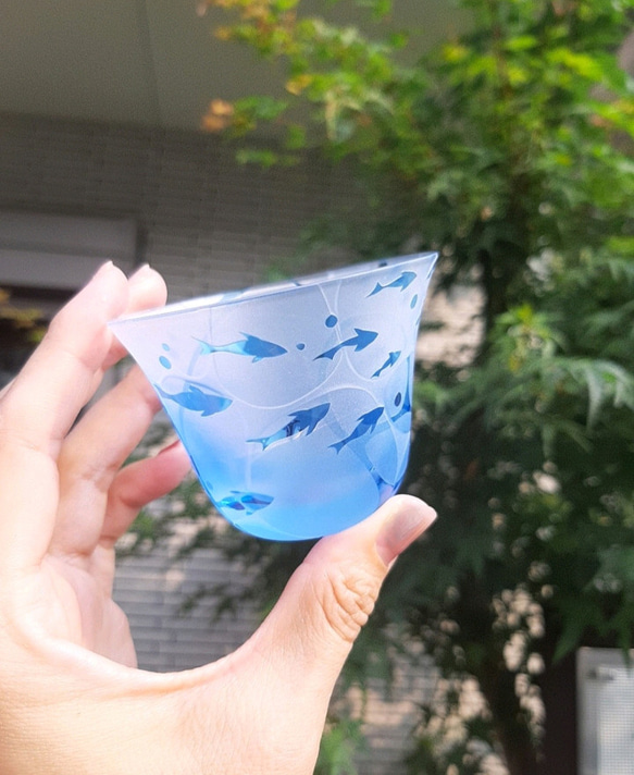 受注制作【minamo】ブルーぐい呑み 酒器 青いグラス 小魚 プレゼント ギフトやお祝いに 父の日 母の日