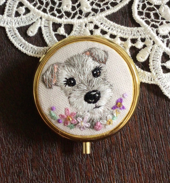 シュナウザー　ピルケース　小物入れ　犬　ビーズ　ハンドメイド　手刺繍　刺繍　プレゼント　ギフト　木苺