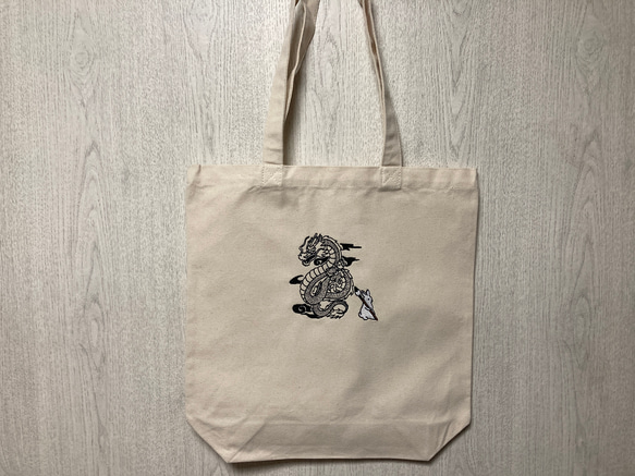 龍を描くうさぎの刺繍入りトートバッグ