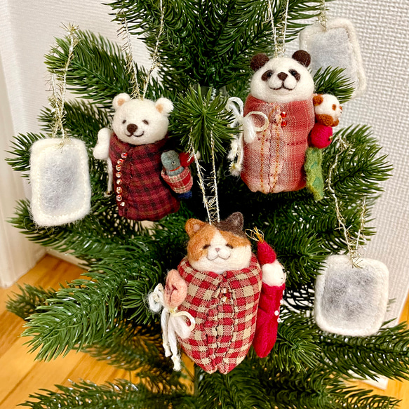 お布団にくるまった白熊・パンダ・猫とホッカイロのクリスマスオーナメント　2点セット