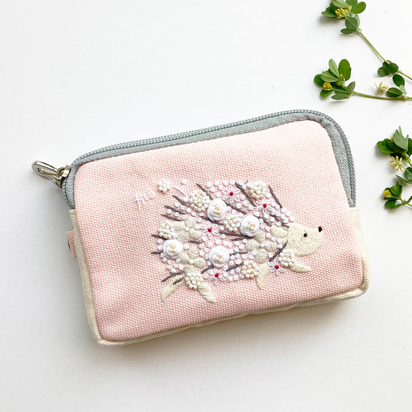 「お散歩ハリネズミ」手刺繍。コスメポーチに。モバイルグッズ整理に。