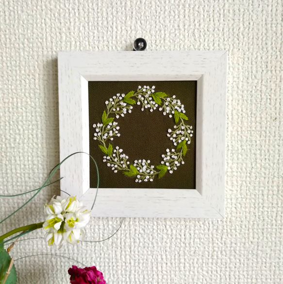 刺繡フレーム　カスミ草のリース