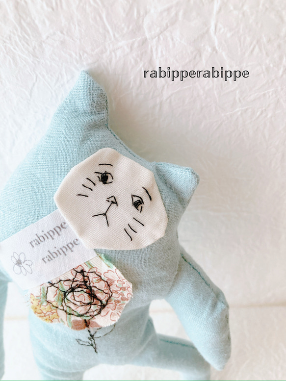 こまり顔猫　ぬいぐるみ　観えにくいちゃん　バラ刺繍　Sサイズ　rabippe