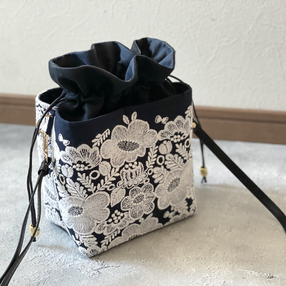 ⚮̈ミナペルホネン　smile flower navy ネリオバッグ　あおり巾着