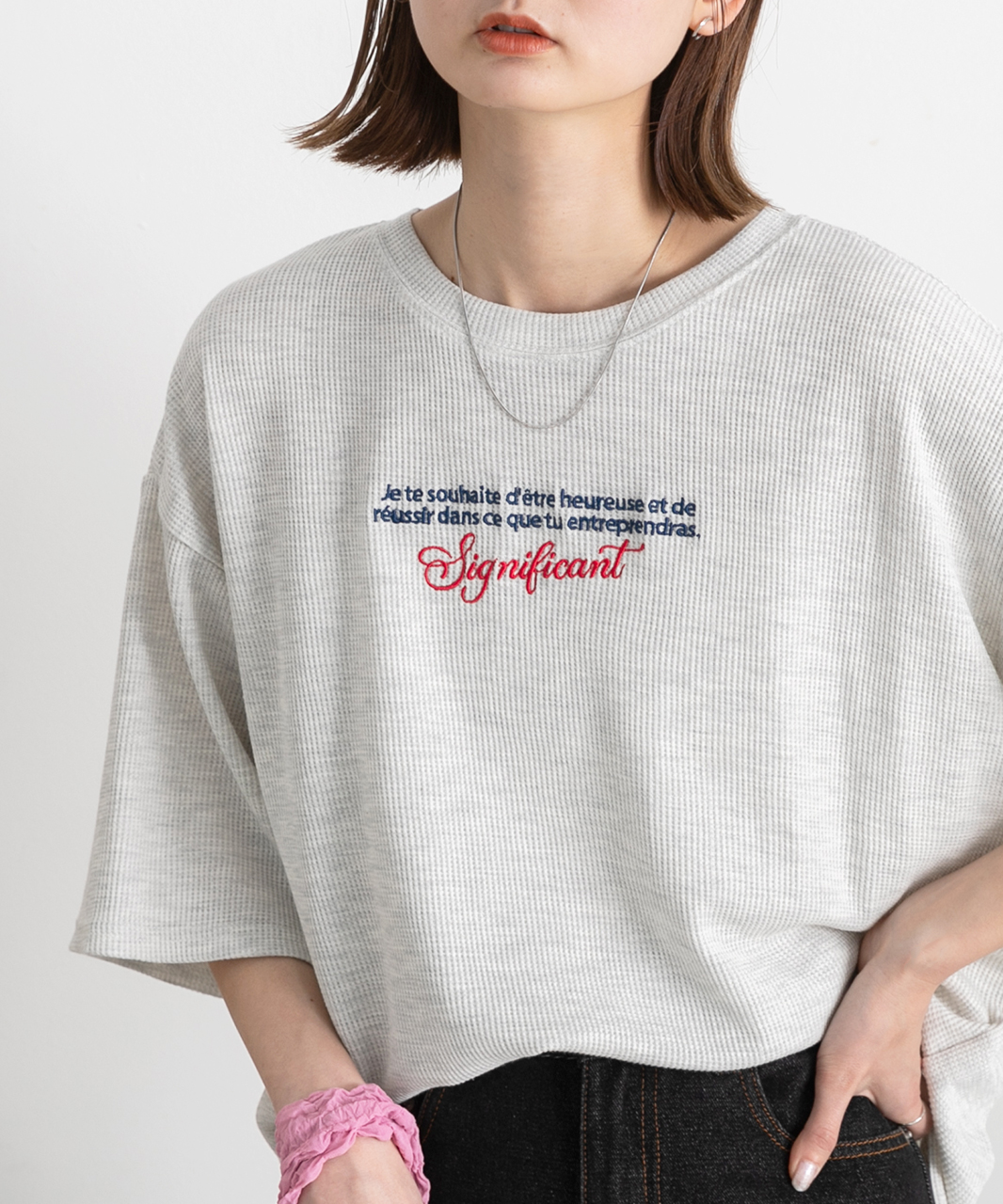 アドティエ/裾ラウンド・ワッフル 刺繍ロゴTシャツ