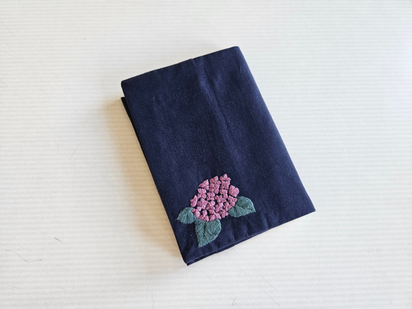 文庫本サイズ刺繍ブックカバー　あじさいモチーフ