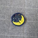 月の刺繍ブローチ（星付き）