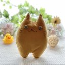 からしベージュの猫のぬいぐるみ「ふにゃ〜た」