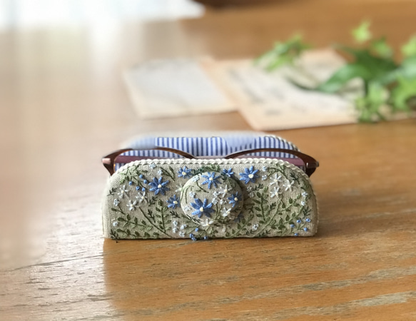 ボタニカル　花畑　青い花　手刺繍　ナチュラル　メガネスタンドで 心地よいお部屋に。眼鏡置き