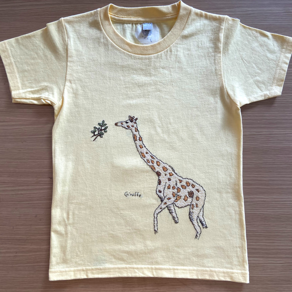 《手刺繍・1点もの》キッズ半袖Tシャツ　130センチ