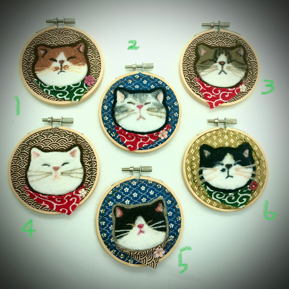 やんちゃねこの刺繍枠キーホルダー　羊毛フェルト　羊毛刺繍