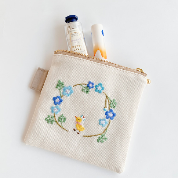 刺繍　小さいポーチ＊ネモフィラお散歩ひよこ　生成り〈無料ラッピング〉