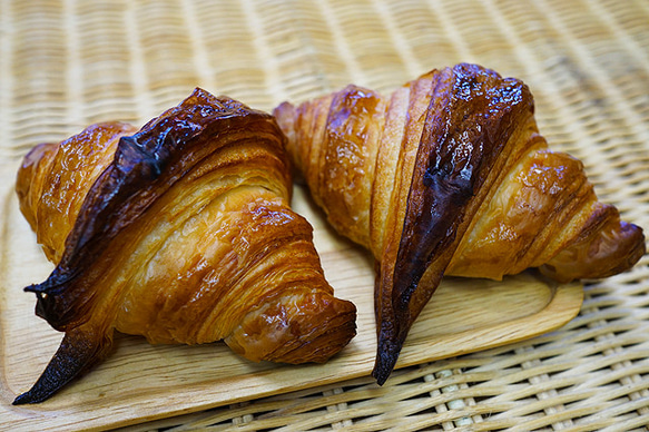 低水分バターの旨さと18層のザックとした食感のマリアージュ！低水分バターのクロワッサン（2個セット）