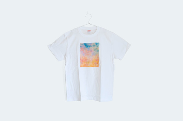 夕焼けと霧の世界を描いた、Tシャツ