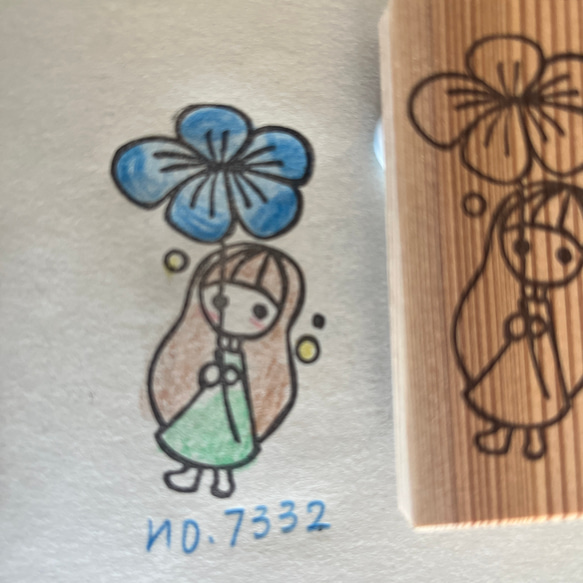 スタンプ　No. 7332お花を持った女の子