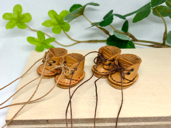 革細工　丸ブーツ　一足　leather craft miniature boots.