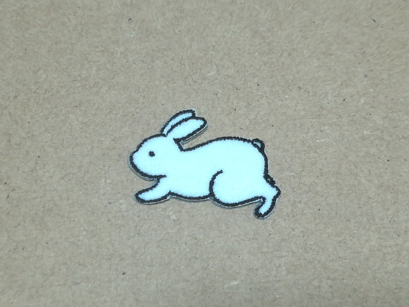 走るうさぎの刺繍ワッペン/干支卯 ウサギ 兎/選べるサイズ